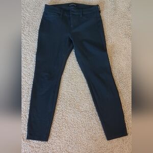 Skinny pants. 4P. Slightly cropped.